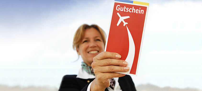 Frau mit Gutschein