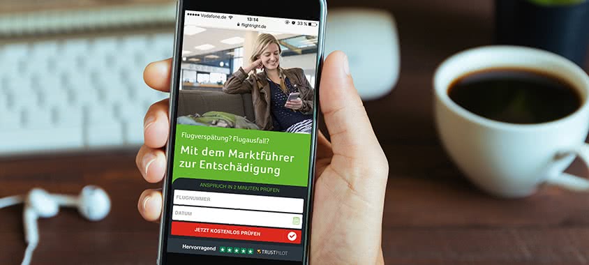 Smartphone mit geöffnetter Flightright Webseite