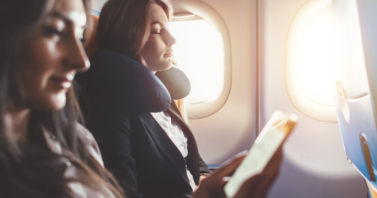 Schlafen im Flugzeug: Die besten Tipps und Tricks | Flightright DE
